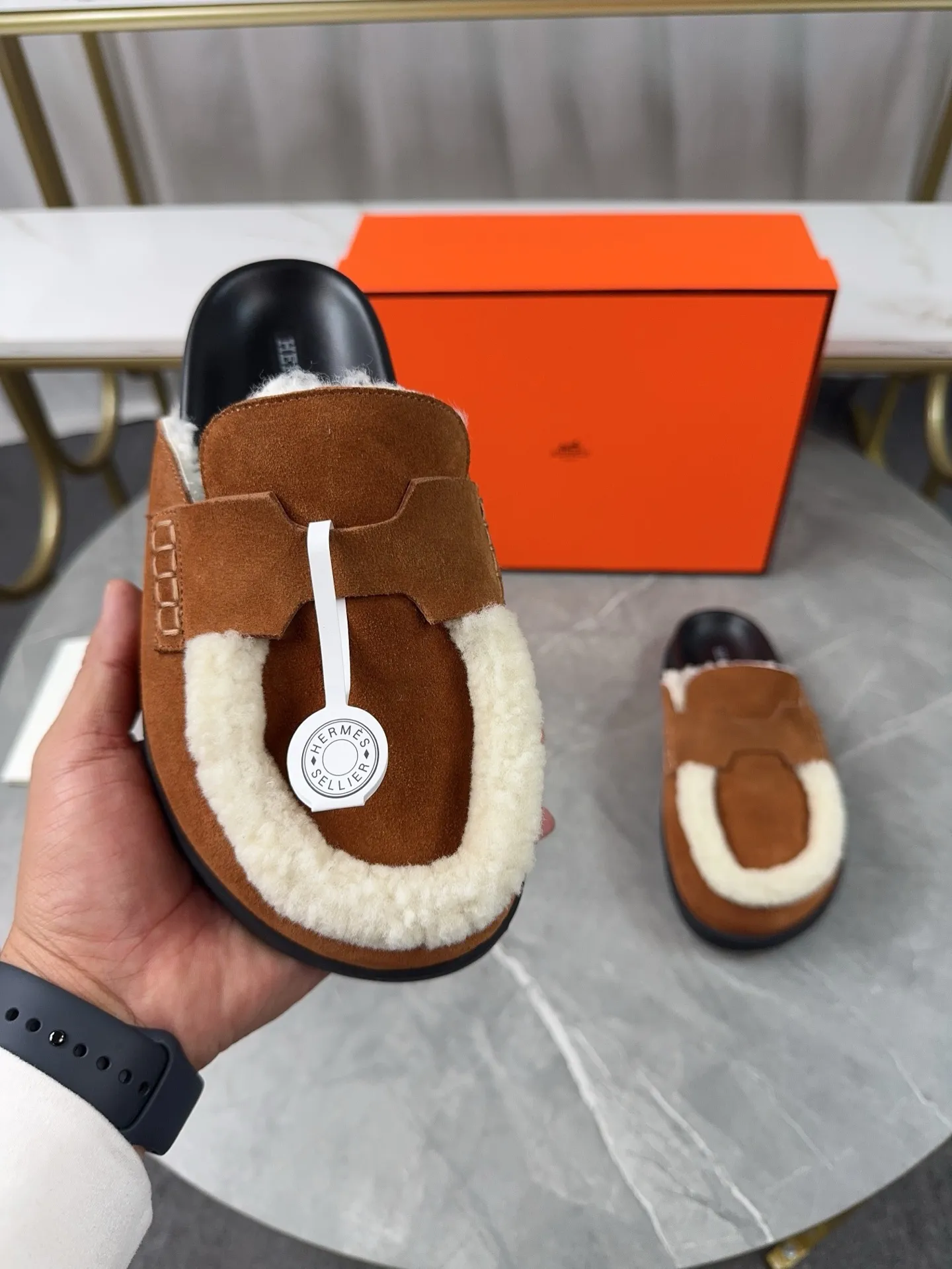 p460🐮🐮HERMES Birkenstock Mules🍬 Spring and summer really need versatile slippers. They have a casual and high-end feel, and the comfort is also great. The large toe design adds a playful feel, and the slip-on design is convenient and practical to wear. 🌷Upper: original high mercerized cow velvet 🌷Inner lining: wool 🌷Outsole: original TPU water platform + rubber film combination 🌷Number of sizes: women's size 35-40 (40-41 -42 is not returnable) men's size: 38-45 (45 is not returnable)